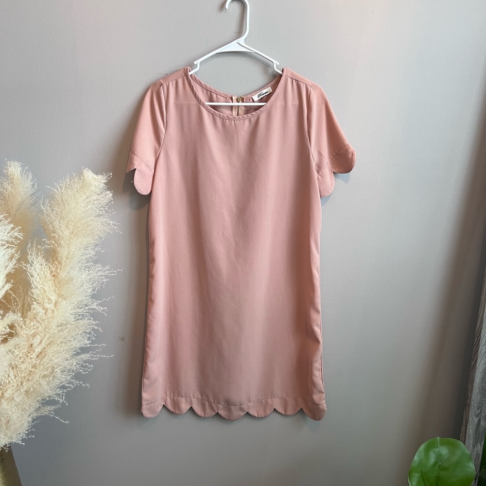 Women’s blush peach dress - size M ✨💕 scalloped sleeves and hem line